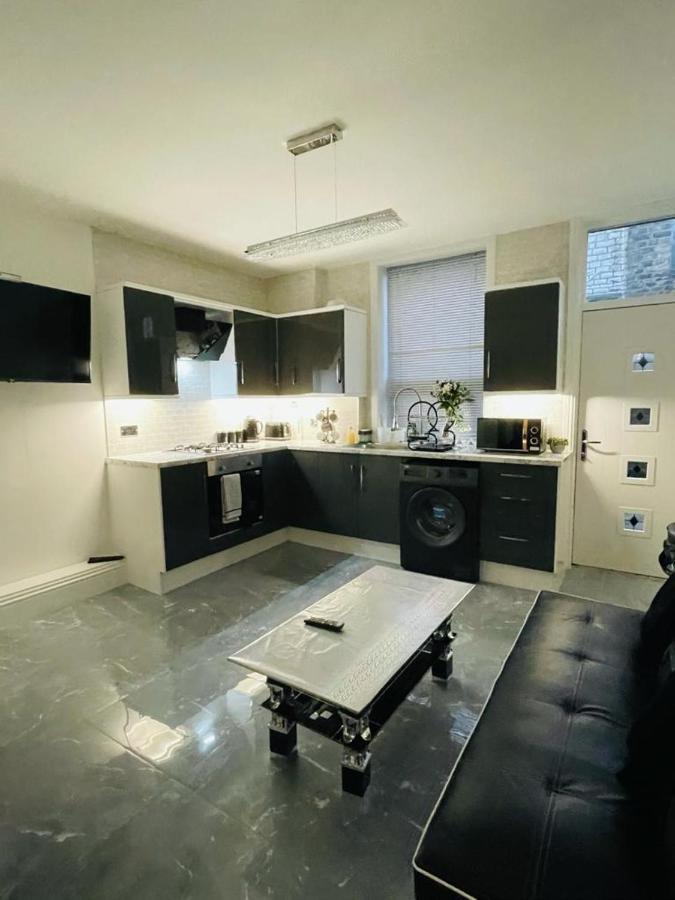 3 Bedroom Whalley Aparthotel เบิร์นลีย์ ภายนอก รูปภาพ