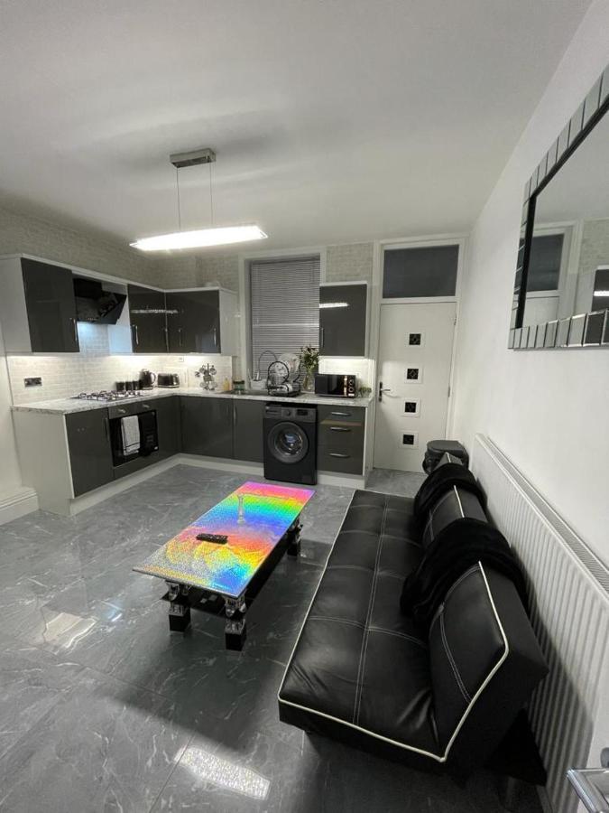 3 Bedroom Whalley Aparthotel เบิร์นลีย์ ภายนอก รูปภาพ